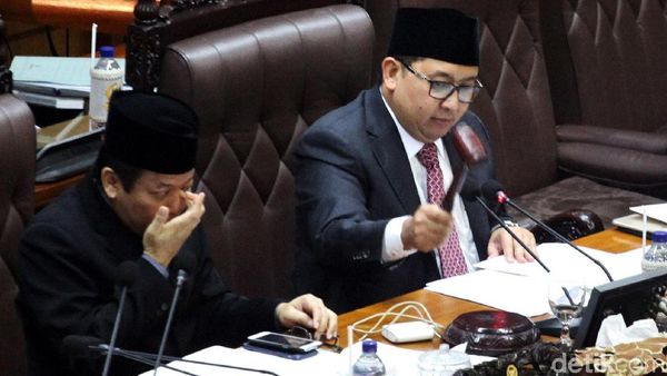 Fadli Zon Bacakan Surat Pengunduran Diri Novanto dari Ketua DPR