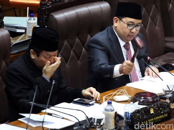 Fadli Zon Bacakan Surat Pengunduran Diri Novanto dari Ketua DPR