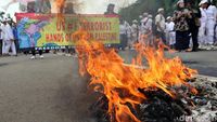 Gelombang Unjuk Rasa Terus Mengalir di Depan Kedubes AS