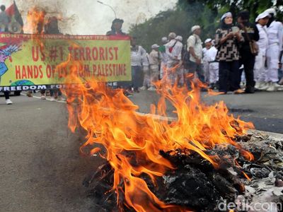 Gelombang Unjuk Rasa Terus Mengalir di Depan Kedubes AS