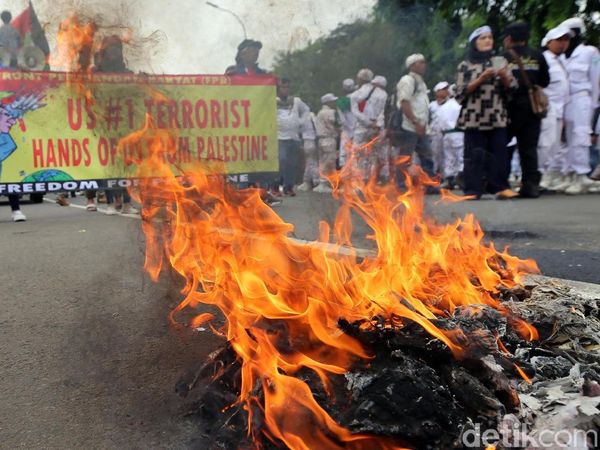 Gelombang Unjuk Rasa Terus Mengalir di Depan Kedubes AS