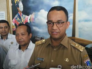 Anies akan Ganti Tanggul Jebol di Jati Padang dengan Beton Anies akan Ganti Tanggul Jebol di Jati Padang dengan Beton