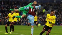 Kiper Watford Heurelho Gomes berduel dengan Chris Wood dari Burnley. Di laga ini Burnley menang 1-0. (Foto: Phil Noble/Reuters)