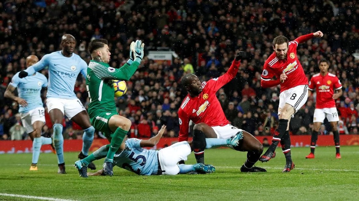 Ederson melakukan penyelamatan di laga Manchester City vs Manchester United (Foto: Carl Recine/Action Images via Reuters)