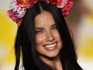Transformasi Adriana Lima dari Model Seksi hingga Tolak Tampil Buka-bukaan