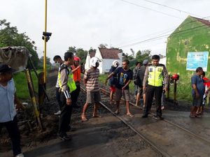 Mobil Tertabrak Kereta di Tulungagung, 2 Orang Terluka