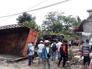 Diduga Rem Blong, Truk Gandeng Tabrak Rumah Warga di Semarang