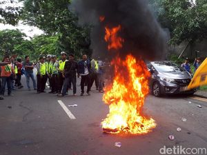 Massa PMII Bakar Ban di Depan Kantor Konjen AS Massa PMII Bakar Ban di Depan Kantor Konjen AS