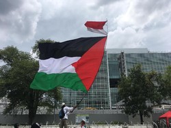 Tinggalkan Kedubes AS, Pendemo Kibarkan Bendera Palestina Raksasa