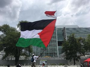 Tinggalkan Kedubes AS, Pendemo Kibarkan Bendera Palestina Raksasa Tinggalkan Kedubes AS, Pendemo Kibarkan Bendera Palestina Raksasa