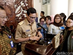 Viral, Foto Sandiaga Uno Pakai Lip Balm Saat Wawancara dengan Wartawan
