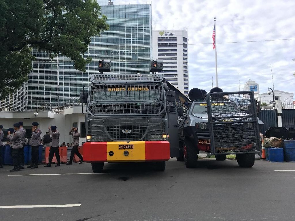 Water Cannon dan Kawat Berduri Sambut Pendemo di Kedubes AS Water Cannon dan Kawat Berduri Sambut Pendemo di Kedubes AS