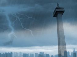 Video Waspada Warga Jakarta! Pintu Air Pasar Ikan Siaga II, Pesanggrahan Siaga III