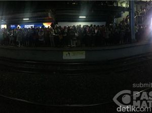 Penumpang Membeludak di Stasiun Sudirman Malam Ini
