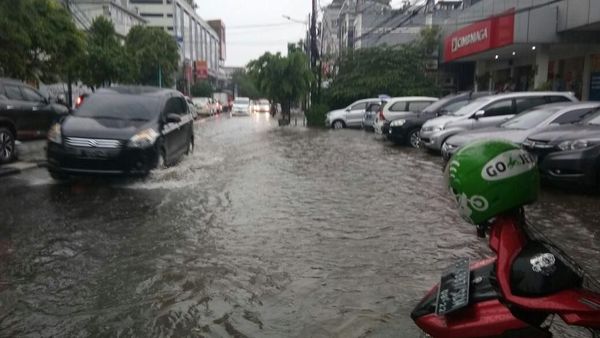 Disedot Petugas, Banjir di Jalan Kemang Raya Surut
