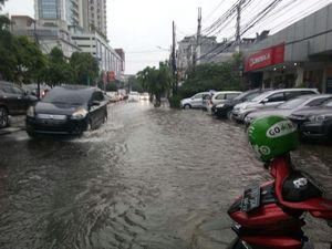 Disedot Petugas, Banjir di Jalan Kemang Raya Surut