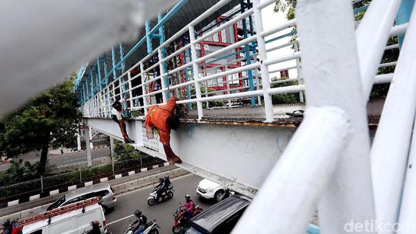 Antisipasi Musim Hujan, JPO di Jalan Kramat Raya Diperbaiki