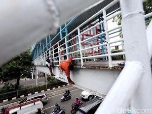 Antisipasi Musim Hujan, JPO di Jalan Kramat Raya Diperbaiki