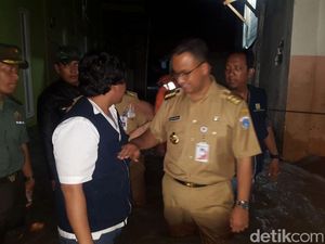 50 Rumah Terendam Banjir Jati Padang, Petugas Tangani Tanggul Jebol