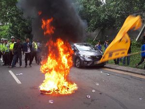 Demo Konjen AS di Surabaya, Massa PMII Bakar Ban Demo Konjen AS di Surabaya, Massa PMII Bakar Ban