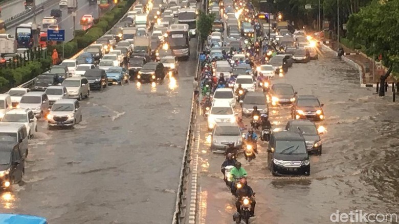 Jalanan Jakarta Tergenang Pascahujan Ekstrem, Macet di Mana-mana