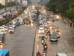 Jalanan Jakarta Tergenang Pascahujan Ekstrem, Macet di Mana-mana