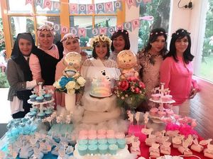 Andi Soraya Gelar Baby Shower, Wulan Guritno Tampil Seksi di Phuket