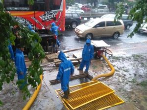 Foto: Aksi Pasukan Biru Sedot Genangan di Tengah Hujan Deras