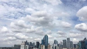 Foto: Terik dan Awan di Langit Jakarta Pasca Hujan Ekstrem