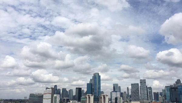 Foto: Terik dan Awan di Langit Jakarta Pasca Hujan Ekstrem