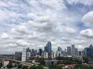Foto: Terik dan Awan di Langit Jakarta Pasca Hujan Ekstrem