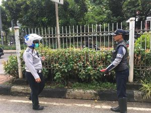 Petugas Dishub Cek Lokasi Pemotor Terjepit Bus di Jalur TransJ Petugas Dishub Cek Lokasi Pemotor Terjepit Bus di Jalur TransJ