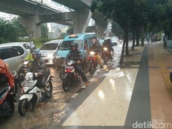 Ada Genangan, Lalin Jl Satrio Arah Sudirman Padat