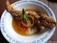 Kampung Jawa: Menikmati Mangut Lele sampai Mendoan dengan Suasana Ndeso