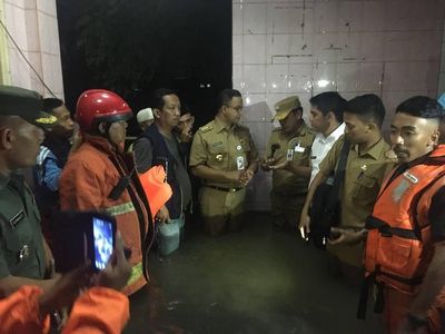 Aksi Anies Tangani Banjir: Nyemplung Sampai Minta SKPD Bergerak