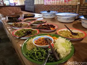 Mencicip Masakan Tradisional di Kafe Kuno yang Kekinian