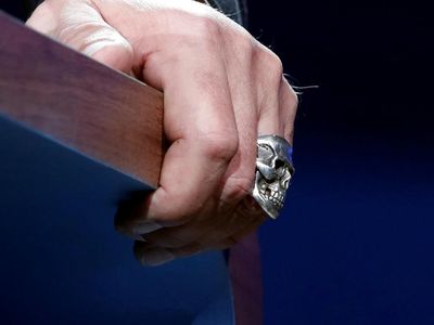 Foto: Cincin Tengkorak Arnold Schwarzenegger di One Planet Summit