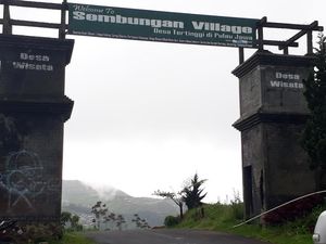 Kehangatan Warga Desa Tertingi Pulau Jawa yang Bikin Meleleh