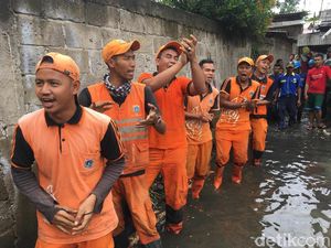 Semangat dan Nyanyian Pasukan Oranye Perbaiki Tanggul Kali Pulo Semangat dan Nyanyian Pasukan Oranye Perbaiki Tanggul Kali Pulo