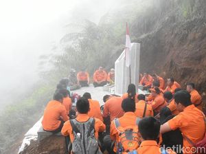 Tugu di Gunung Butak, Mengenang 8 Korban Kecelakaan Heli Basarnas Tugu di Gunung Butak, Mengenang 8 Korban Kecelakaan Heli Basarnas