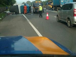 Kecelakaan di Tol Janger Arah Merak, Dua Truk Tutup Separuh Jalan