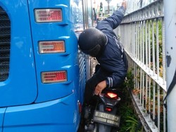 Masuk Jalur Busway, Kaki Pemotor Terjepit Bus TransJ di Pejaten