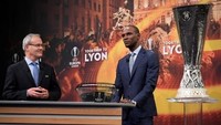Segera setelah pengundian 16 besar Liga Champions, ada pula pengundian babak 32 besar Liga Europa. Eric Abidal membantu proses drawing. (Foto: Fabrice COFFRINI/AFP PHOTO)