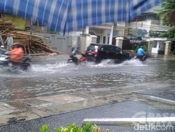 Sempat Tergenang 30 Cm, Air di Jalan Tebet Timur Dalam Telah Surut