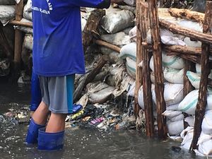 Rembesan Air Masih Keluar dari Tanggul Kali Pulo yang Jebol Rembesan Air Masih Keluar dari Tanggul Kali Pulo yang Jebol