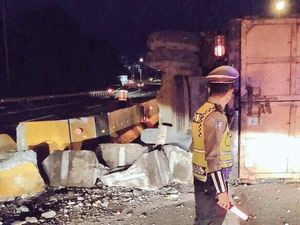 Tabrak Barrier, Truk Sampah Terguling di Tol Halim Arah Cawang