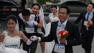 Foto: Lomba Lari Unik di Thailand, Pakai Jas & Gaun Pengantin