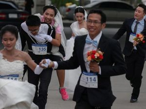 Foto: Lomba Lari Unik di Thailand, Pakai Jas & Gaun Pengantin