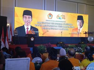 Pasang Foto Jokowi di Backdrop Kosgoro, Agung: Kami Ikuti Golkar