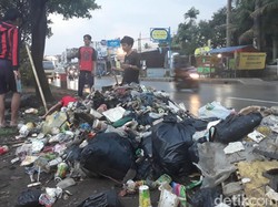 Warga Sumedang Keruk Tumpukan Sampah Penyebab Banjir